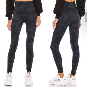 NWT Spanx Black Camo Look At Me Now Seamless Leggings Size M